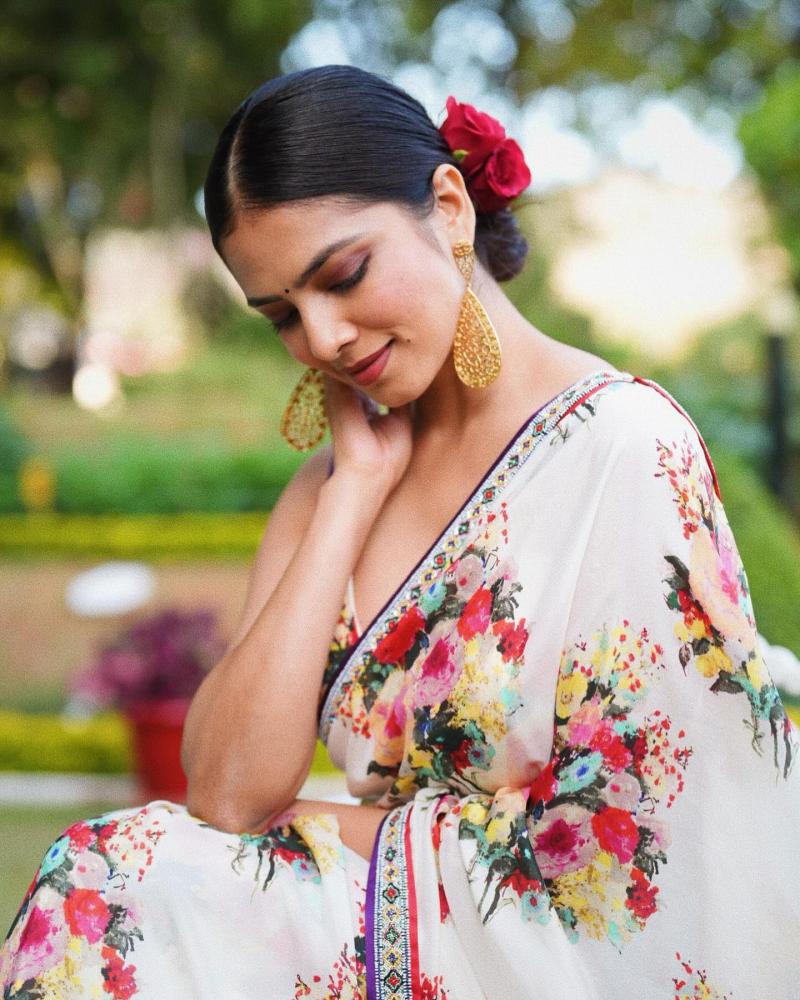 malavika-mohanan-hot-in-sarees
